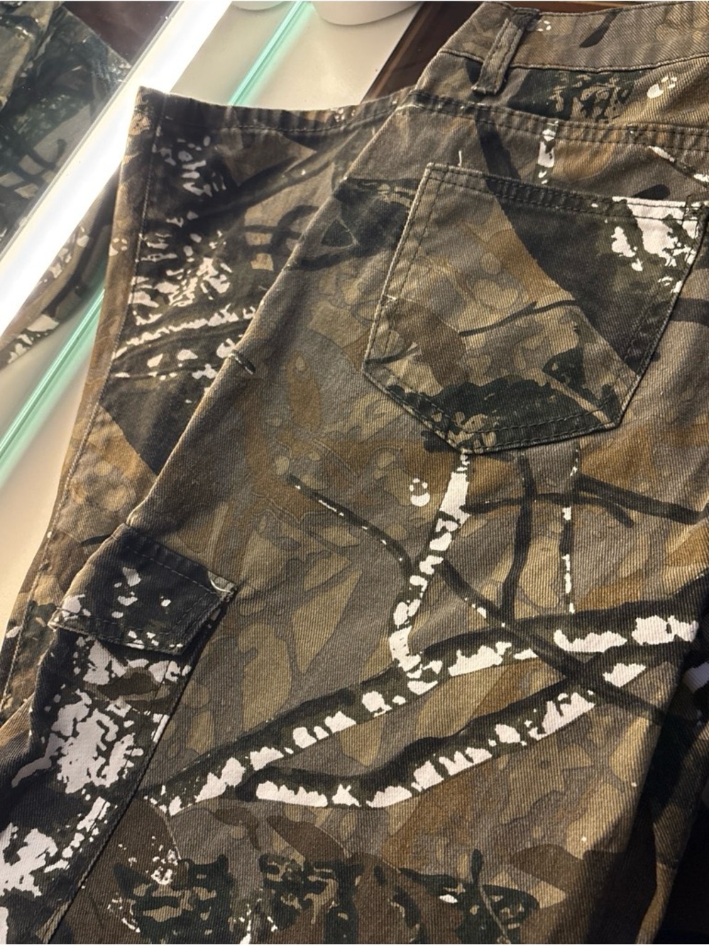 SHEIN Men's Relaxed Camo Cargo Jeans in Brown & Black